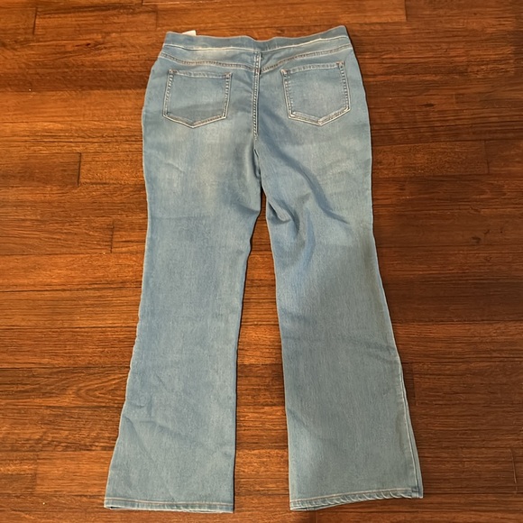 Pull on Flare Jeans with elastic waist band. Size: 16 inseam 29inches - Picture 4 of 4